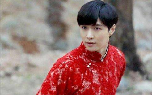 二月紅演員，舞臺(tái)到熒屏的蛻變之路——自信與成就感的彰顯