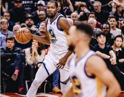 騎士勇士對(duì)決，熱血沸騰的賽場(chǎng)瞬間，精彩對(duì)決不容錯(cuò)過！