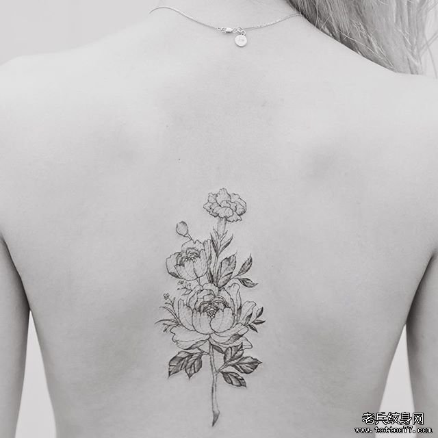 新款女性背部紋身花朵設(shè)計，友情與陪伴的溫馨篇章