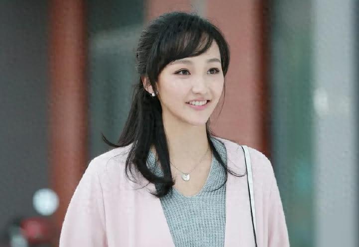 演員于震，從舞臺(tái)到熒屏的自信與堅(jiān)韌之旅