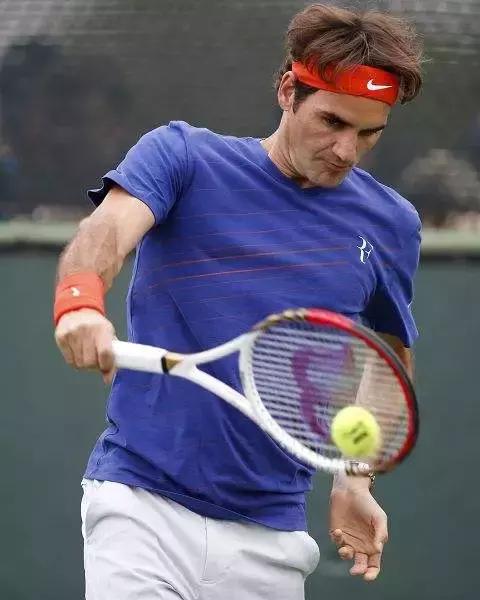 揭秘費(fèi)德勒反拍技巧，網(wǎng)球秘籍藏于小巷之中解析揭秘！