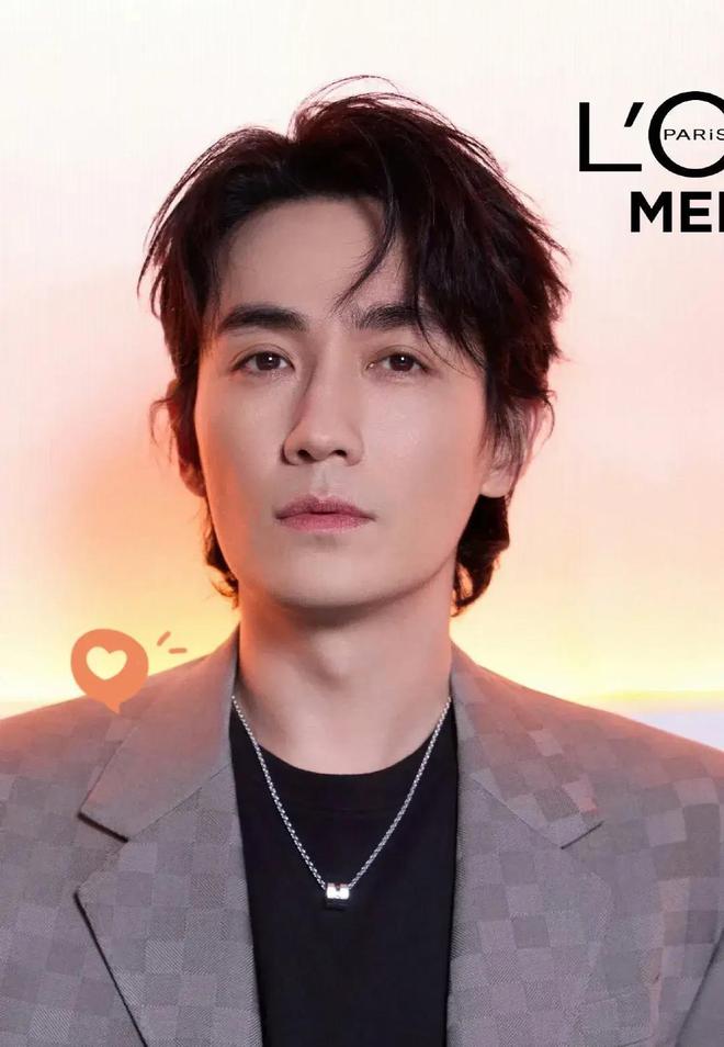 酷男演員的繁華背后，小巷奇緣與獨(dú)特寶藏之旅