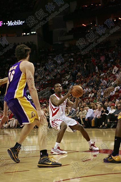 湖人火箭對(duì)決，愛(ài)與陪伴的賽場(chǎng)之夜