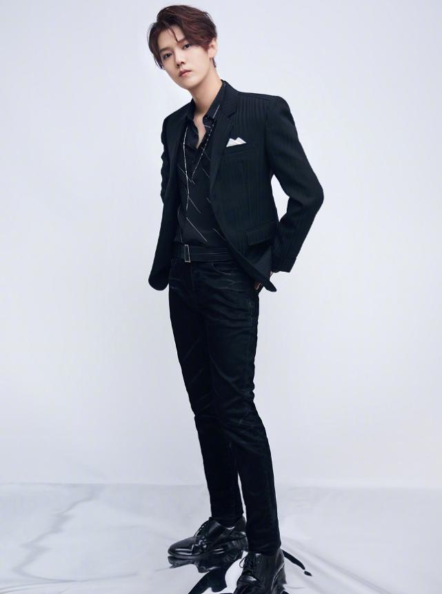 下巴長(zhǎng)的明星探秘小巷中的秘密小店