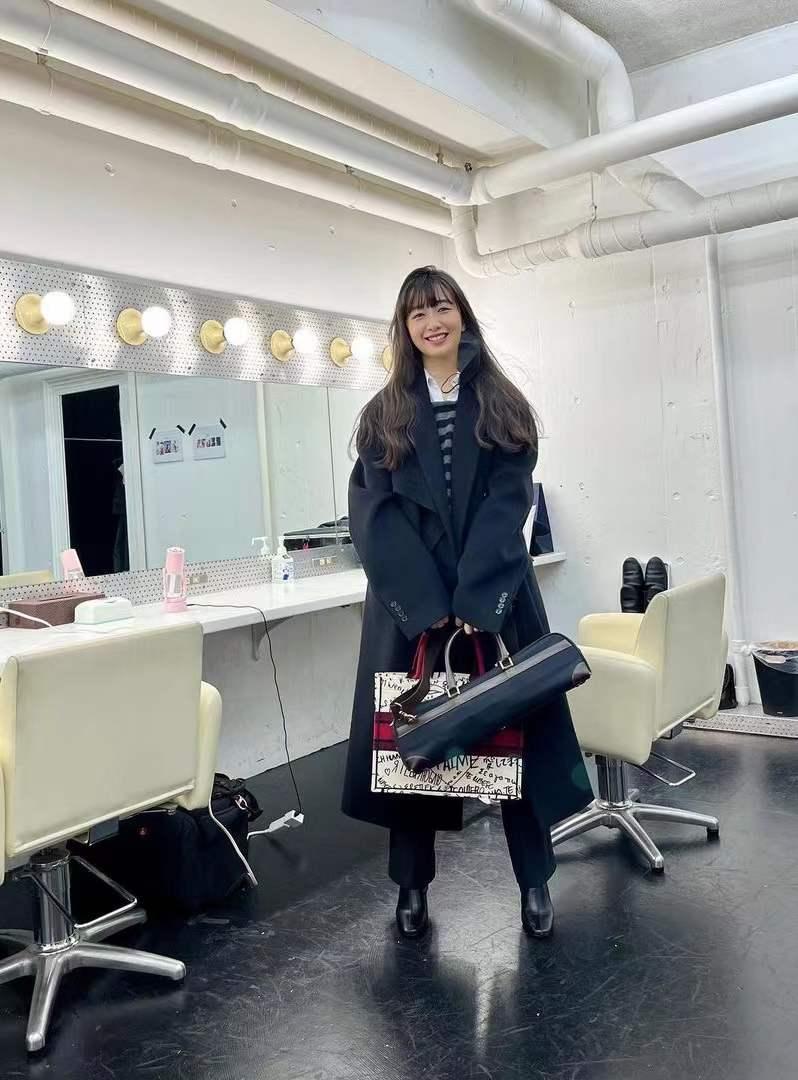 下巴長(zhǎng)的明星探秘小巷中的秘密小店