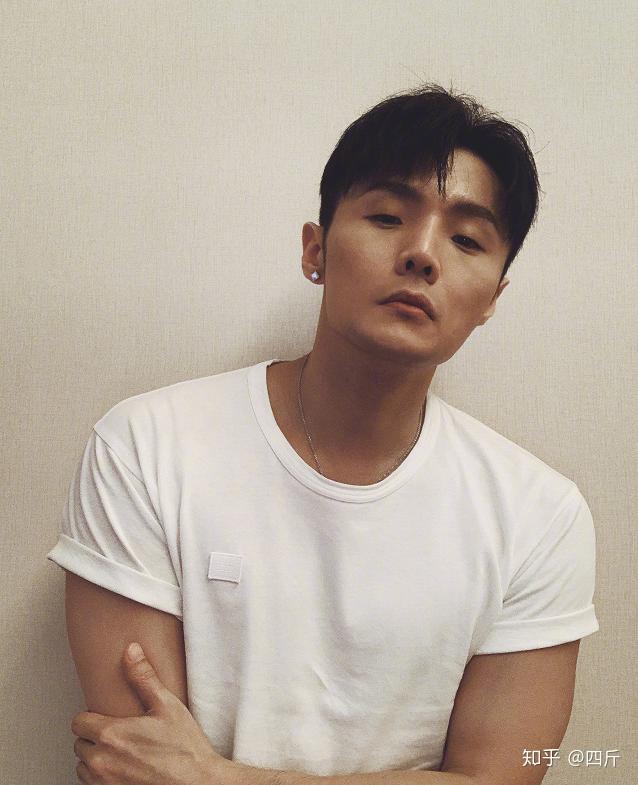 眼睛小的明星男，日常星光中的獨特魅力與溫馨故事