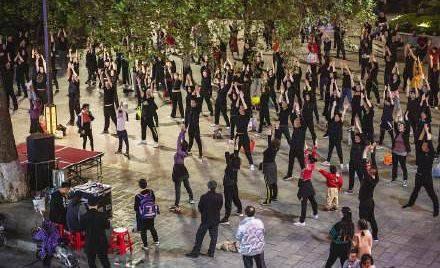 最新廣場(chǎng)舞精選100，舞動(dòng)時(shí)尚，展現(xiàn)活力無(wú)限