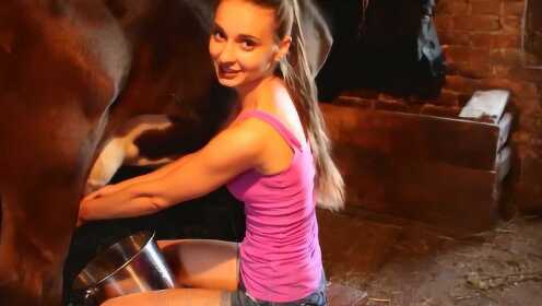 挪威女演員擠奶日常，愛與陪伴的小趣事