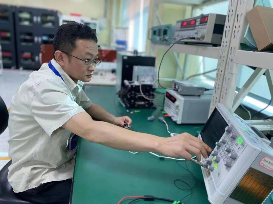 電子最新達(dá)人，時(shí)代的領(lǐng)跑者，引領(lǐng)潮流前沿！