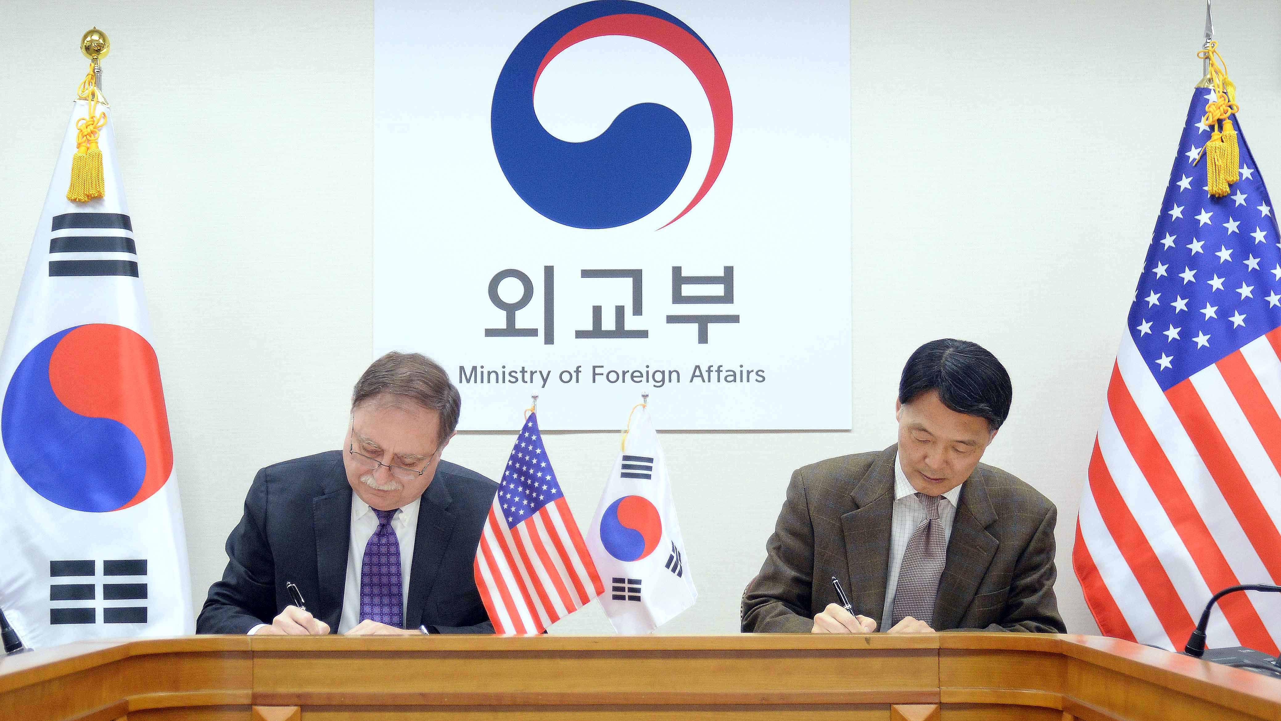 中國(guó)對(duì)韓國(guó)最新制裁動(dòng)態(tài)與小巷深處的獨(dú)特風(fēng)味揭秘