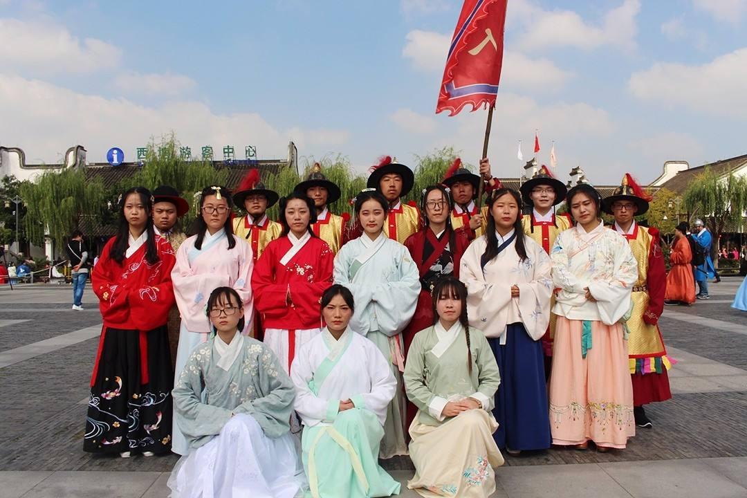 動漫服裝店，激發(fā)變化的力量，培育自信與成就感的時(shí)尚殿堂