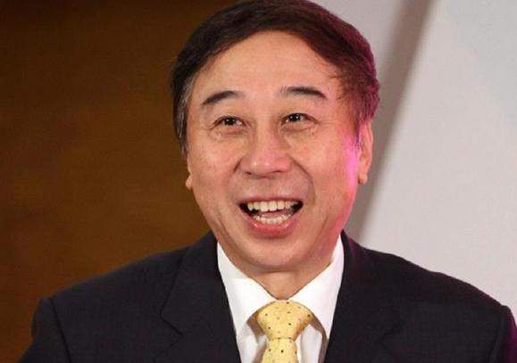 相聲名家馮鞏的生平與美景相伴的旅行對(duì)話