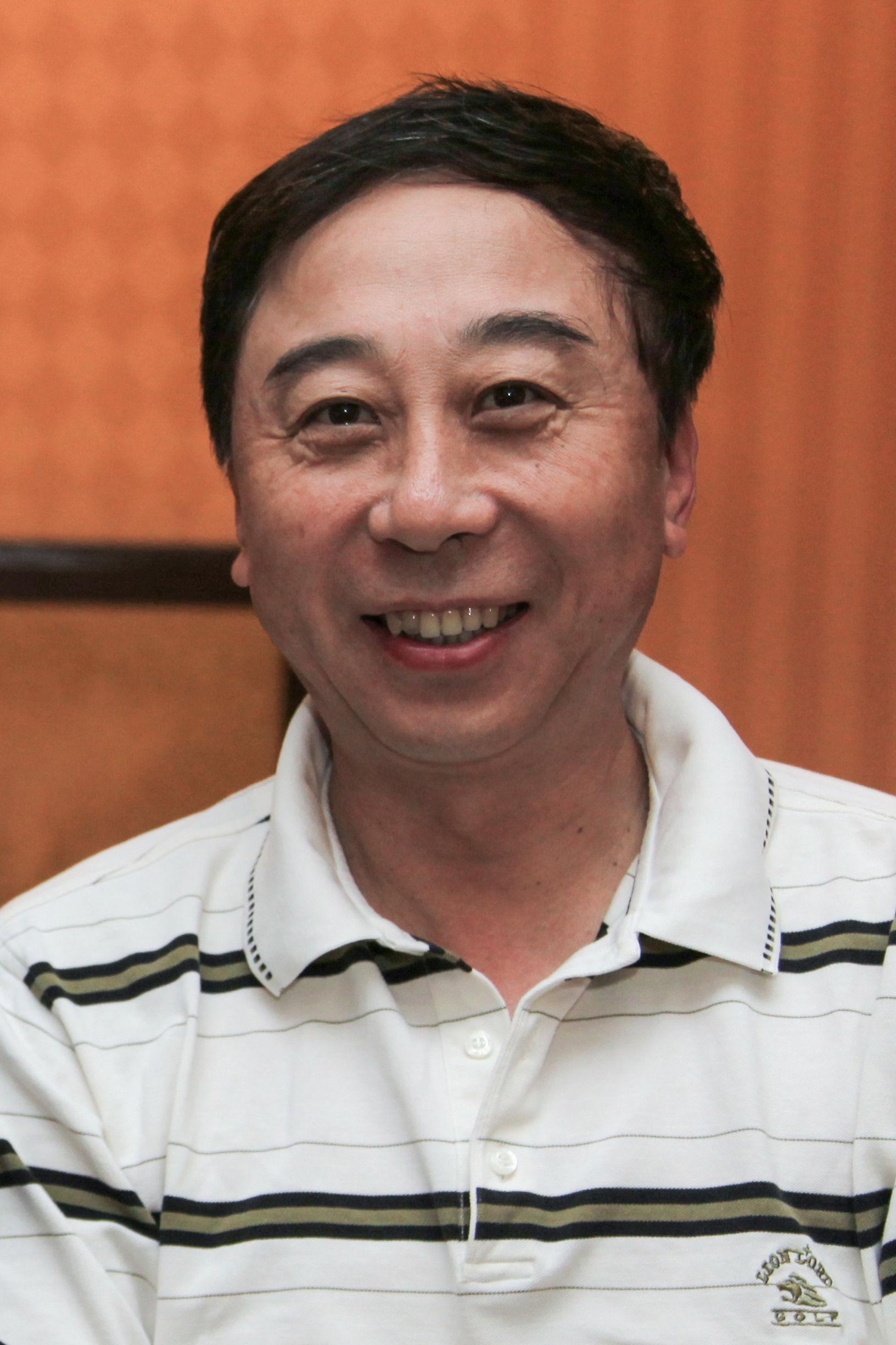 相聲名家馮鞏的生平與美景相伴的旅行對(duì)話