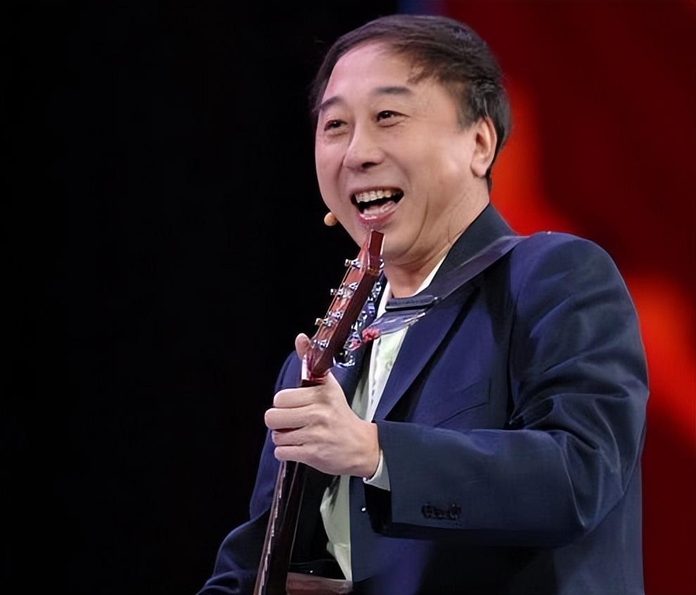 相聲名家馮鞏的生平與美景相伴的旅行對(duì)話