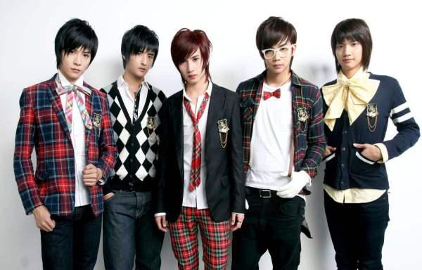 五人組合明星的溫馨日常風采展示