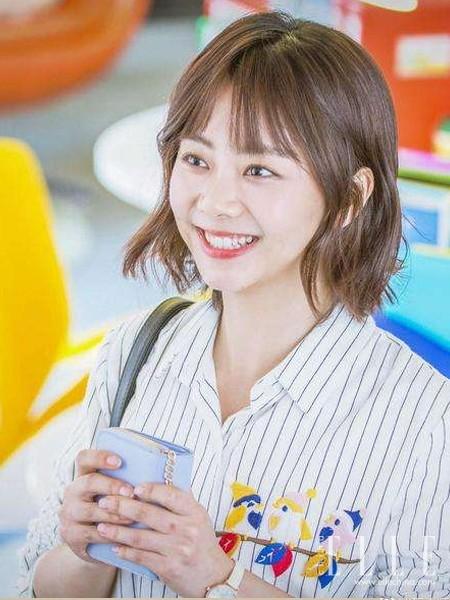 楊紫短發(fā)造型大揭秘，一次溫馨有趣的發(fā)型之旅