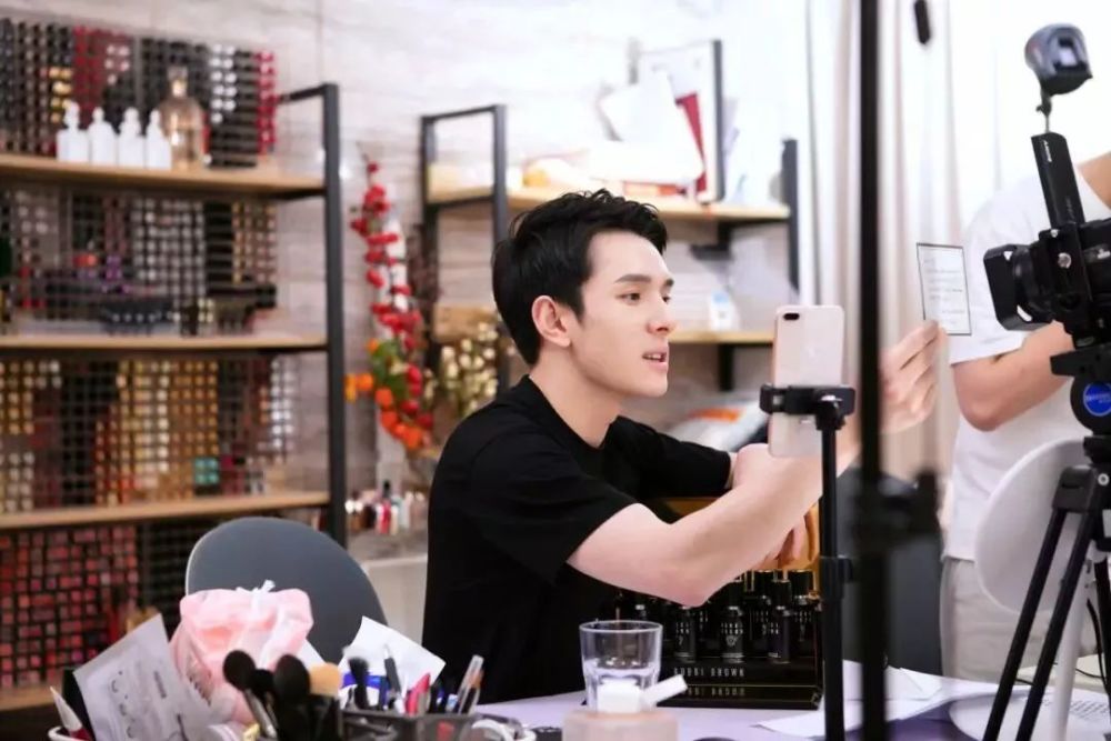 明星直播間高科技產(chǎn)品引領(lǐng)直播新紀(jì)元，科技改變生活，明星直播間震撼登場(chǎng)！