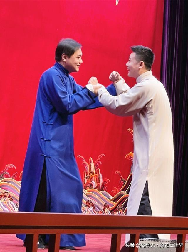 相聲演員高峰，小巷中的驚喜——隱藏版相聲特色小店之旅