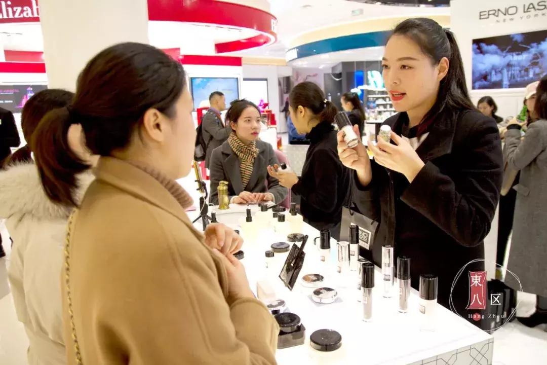 探秘杭州女明星的小巷星光與美食秘境之旅！