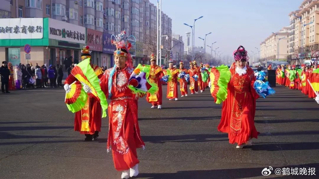 最新燈籠舞風(fēng)采，舞動變化，展現(xiàn)自信人生