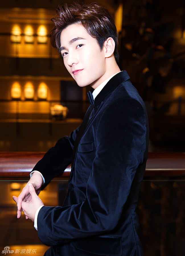 楊洋最新時(shí)尚寫真，時(shí)代之星光芒四溢