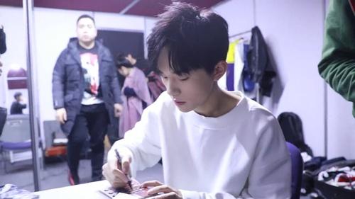 易烊千璽微博最新照片引爆期待，粉絲翹首以待的獨特魅力