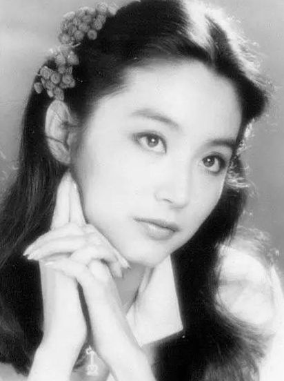 50后明星引領(lǐng)科技潮流，前沿高科技產(chǎn)品的體驗(yàn)之旅