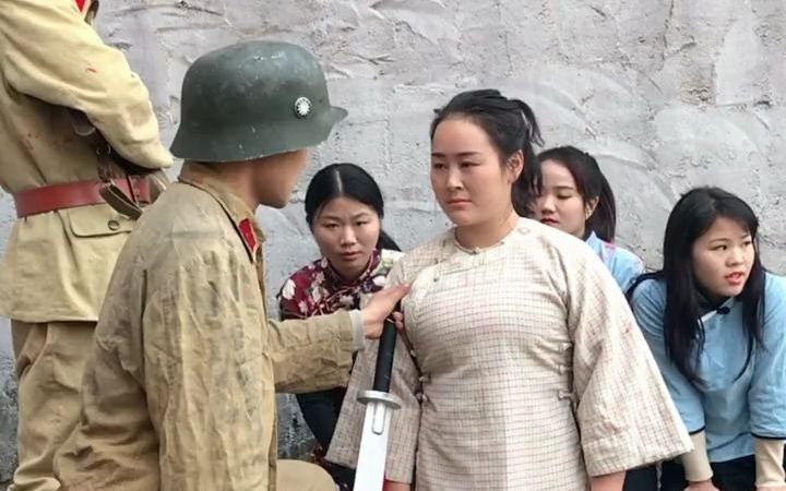 女演員遭遇群演搶劫卻意外星光閃耀，暖心日常與情感紐帶揭秘