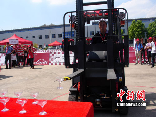 叉車比賽視頻，賽場上的友情與激情展現(xiàn)！