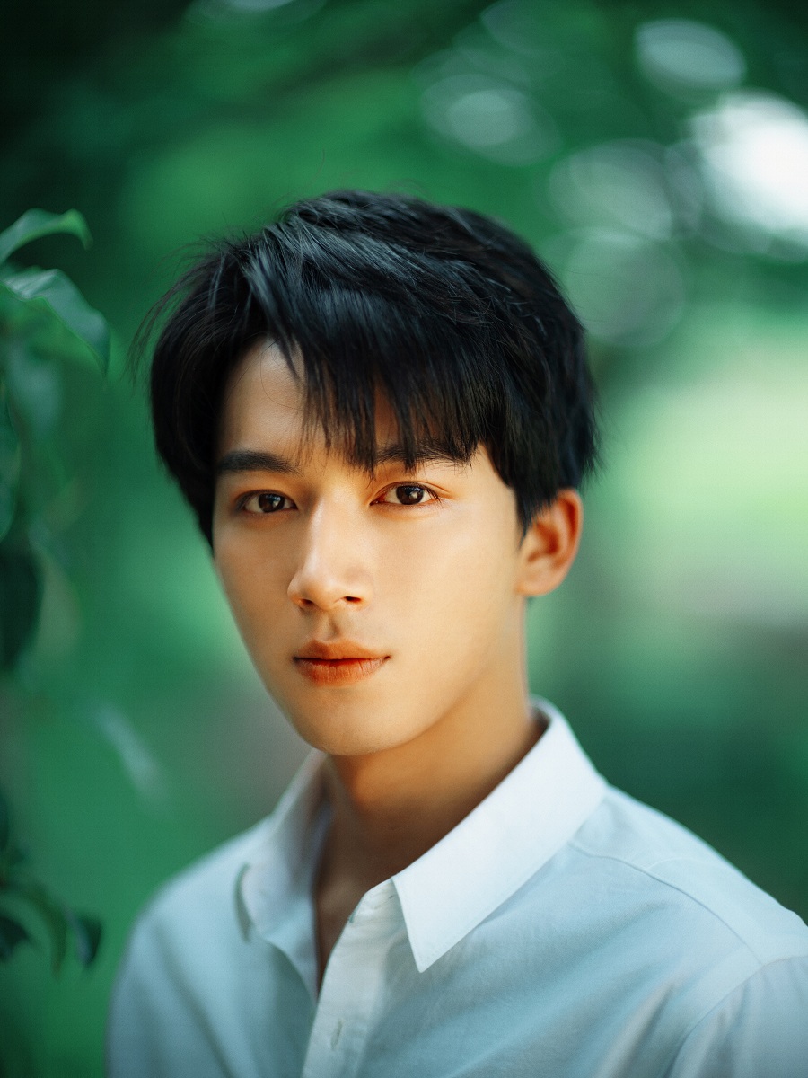 新人明星的璀璨日常，友情、夢(mèng)想與愛的力量閃耀舞臺(tái)