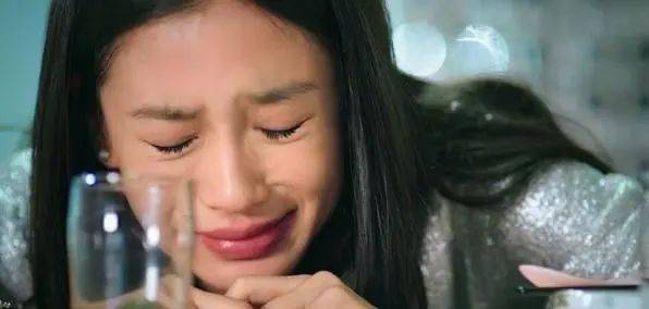 演員楊瑩，小巷深處的魅力與美食探索