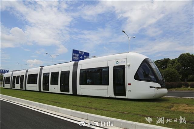 光谷有軌電車最新進(jìn)展，電車上的家庭溫馨之旅與友情交織的旅程