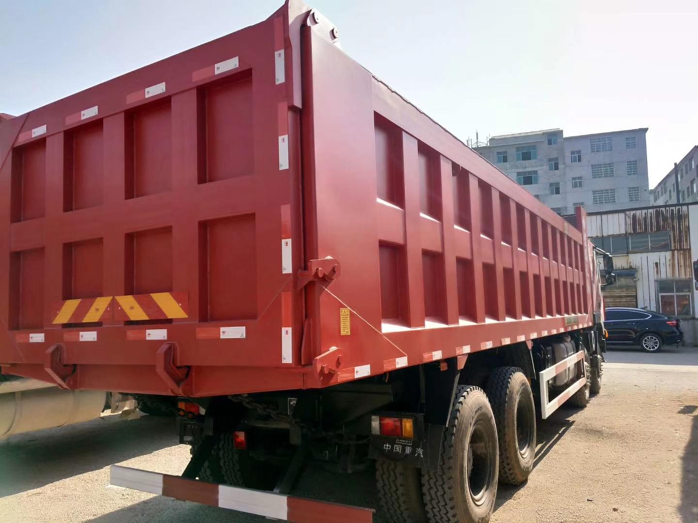 紅巖杰獅自卸車最新款390，重載運輸?shù)膹?qiáng)者，展現(xiàn)新姿態(tài)