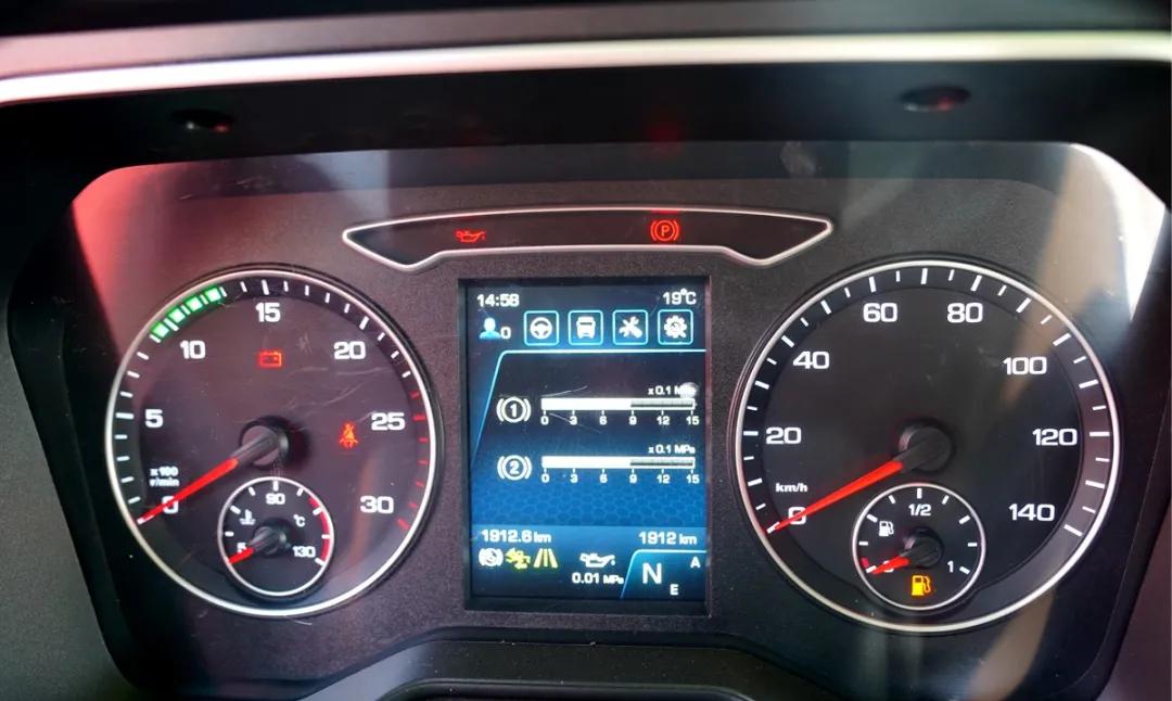 解放J7最新款試駕，駕馭變化，自信馳騁之路