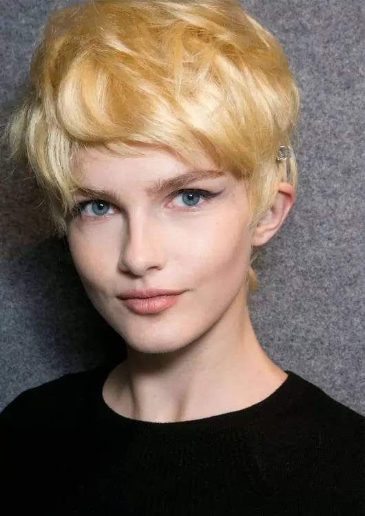 拉文最新發(fā)型，變化的力量，展現(xiàn)自信與成就感的源泉