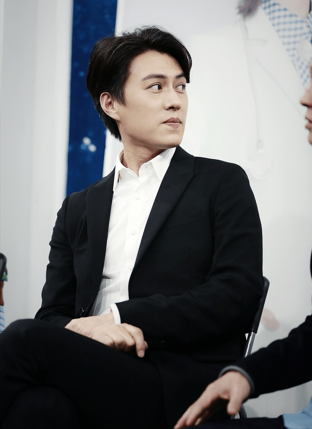 靳東最新發(fā)型揭秘，小巷深處的時尚探索