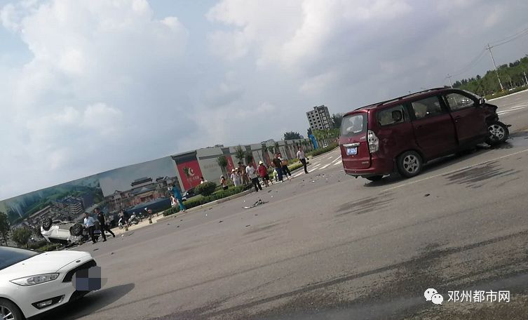 河南鄧州發(fā)生車禍?zhǔn)鹿首钚聢?bào)道