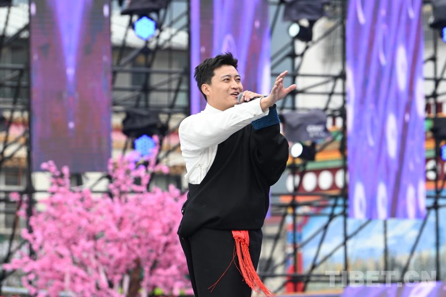 羅布桑珠最新歌曲，音樂(lè)之旅的璀璨明珠亮相舞臺(tái)