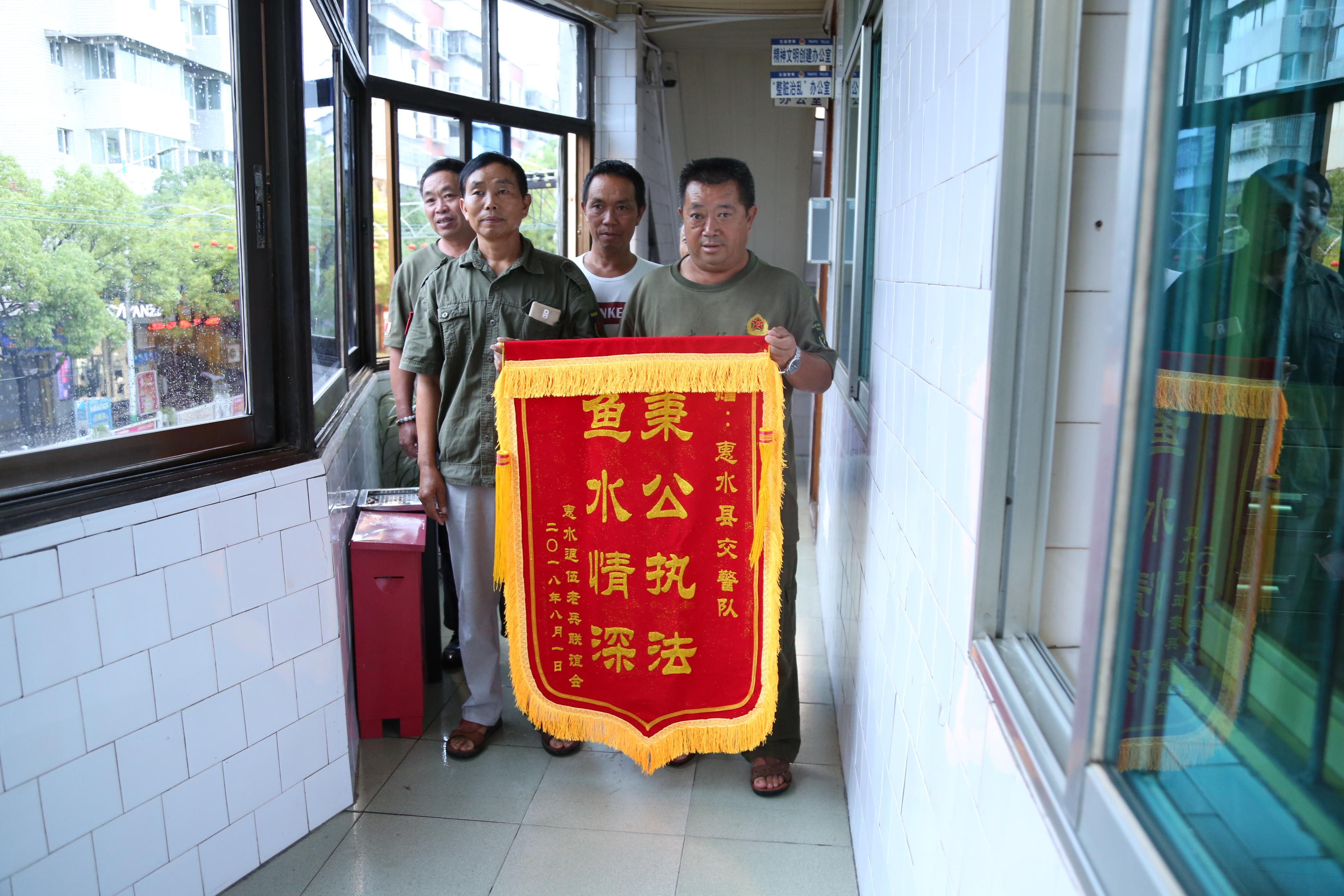 交警心靈守護(hù)者，自然對話與護(hù)航之旅的私密對話贈錦旗用語