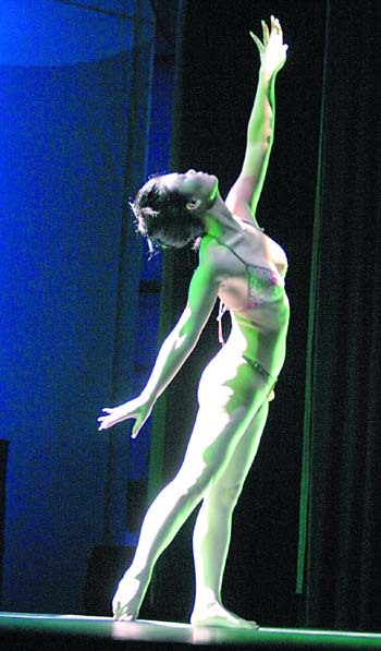 探索人體藝術(shù)極致邊界，最新大尺度作品展現(xiàn)美的無限可能