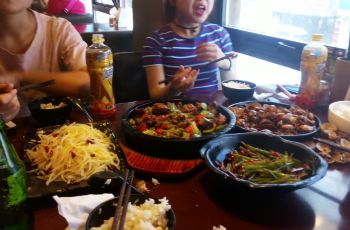 最新石鍋菜主題餐廳，勵志美食盛宴，融合自信、成就與味蕾享受